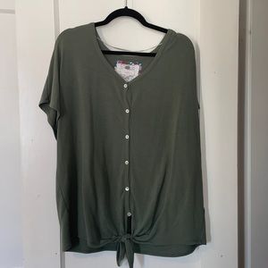 Green short sleeve with bottom knot